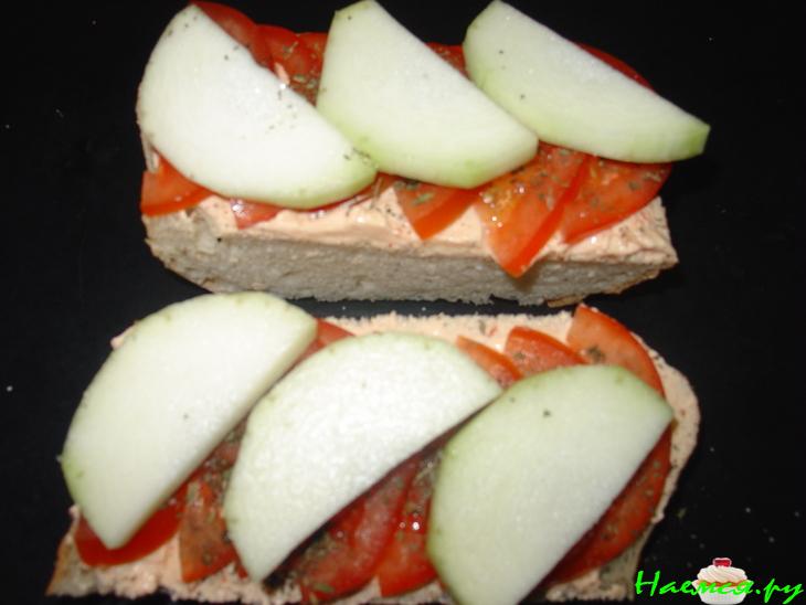 Багет, запеченный с помидорами и кольраби Багет, запеченный с помидорами и кольраби