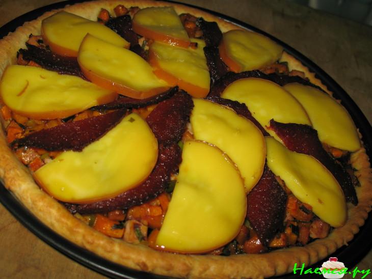 Открытый пирог с тыквой, пеперони и копченым сыром