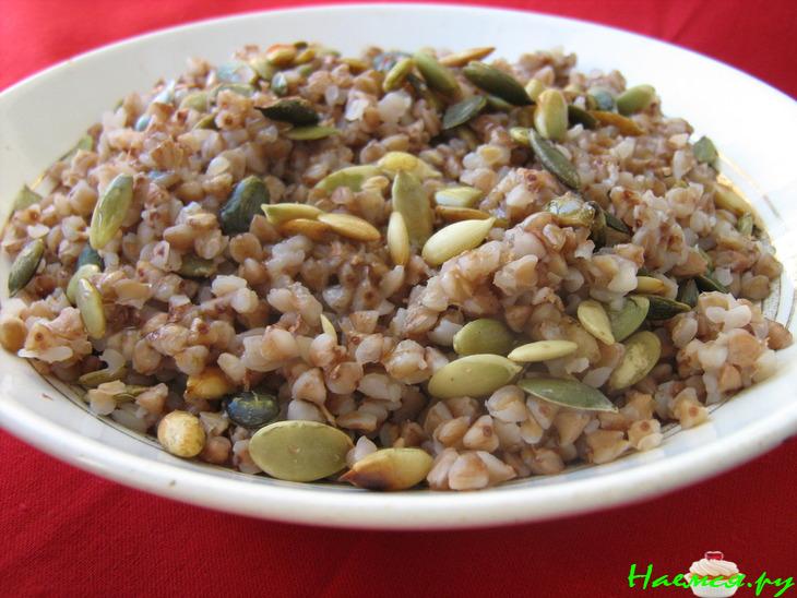 Каша гречневая с тыквенными семечками-вкусный, полезный завтрак