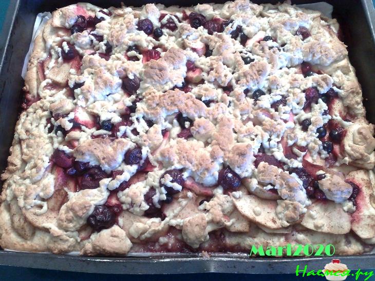 Яблочный пирог с лесными ягодами