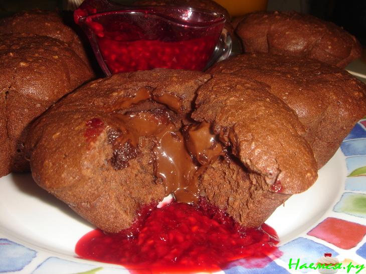 Шоколадные кексы с малиновым соусом Шоколадные кексы с малиновым соусом