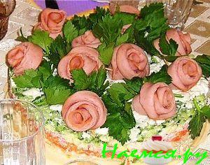 Овощной торт с колбасными розами