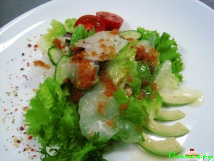 Салат с копченой рыбой в икорном соусе