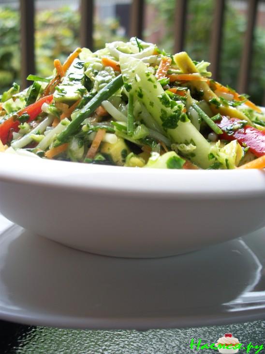 Салат овощной с рисовой лапшой Салат овощной с рисовой лапшой