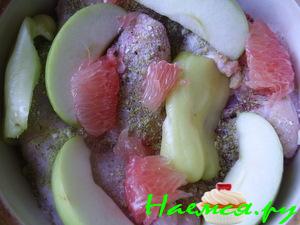 Тушенная курица с фруктами