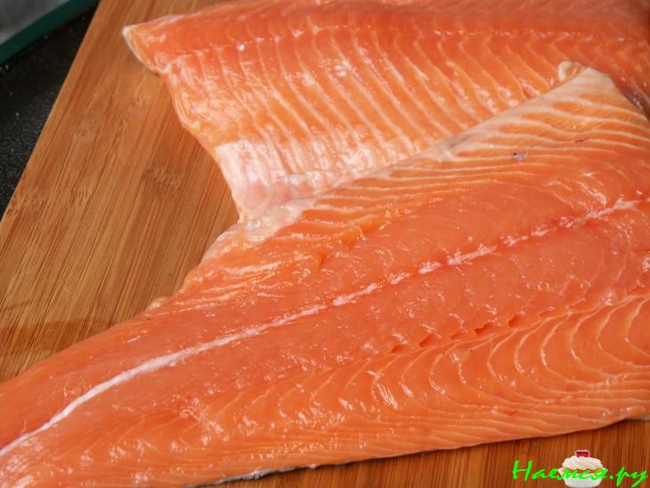 Рулет из лосося с морковью, шпинатом и чесноком