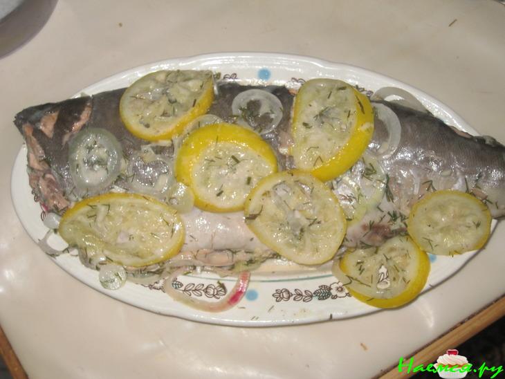 Форель с соусом, запеченная в фольге