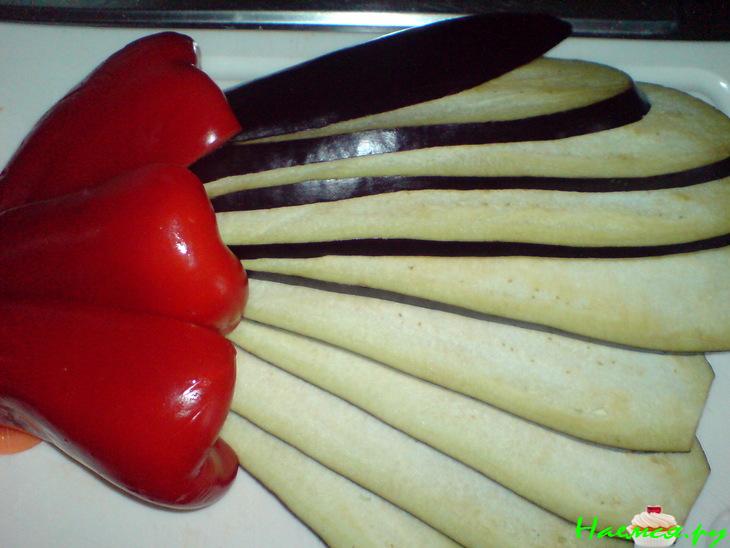 Рулетики из баклажанов с брынзой, кедровыми орешками и пастой из паприки