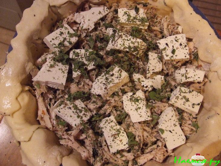 Закусочный пирог из слоеного теста с курицей, брынзой и сушеной мятой