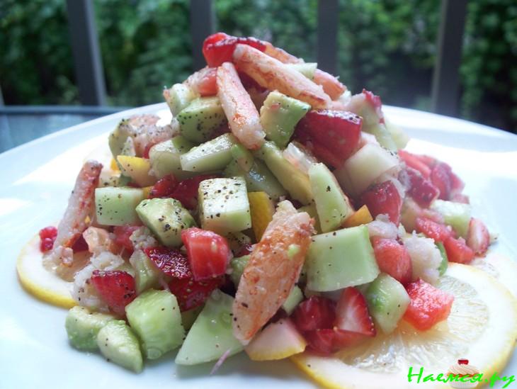 Салат с крабами, клубникой и лимоном