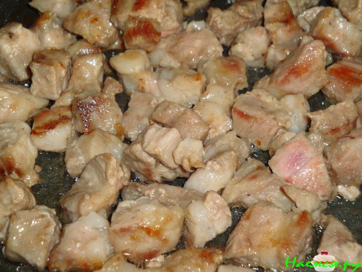 Густой суп со свининой и яблоками