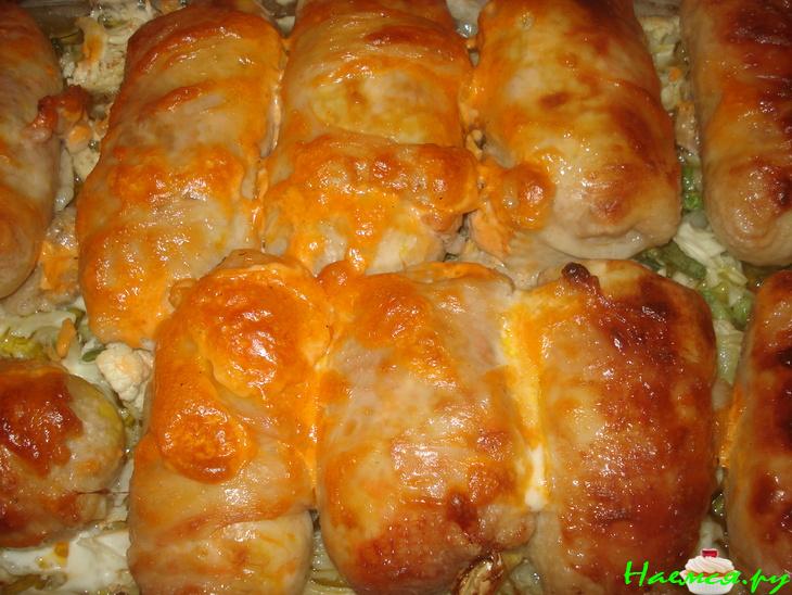 Голубцы в куриных шкурках на овощной подушке