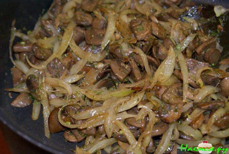 Форель запеченная под шубой из грибов, тыквы и горошка