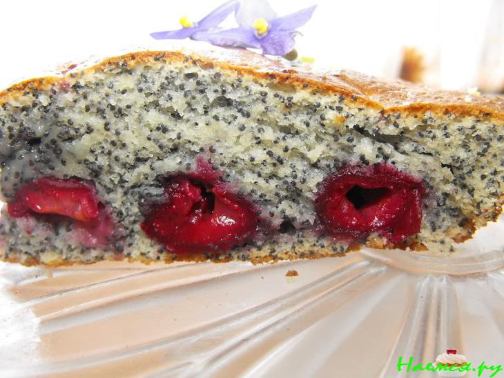 Пирог с маком и вишнями