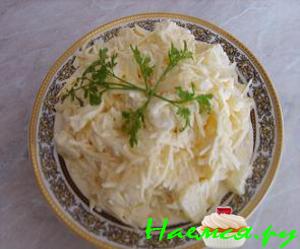 Салат из ананасов с сыром