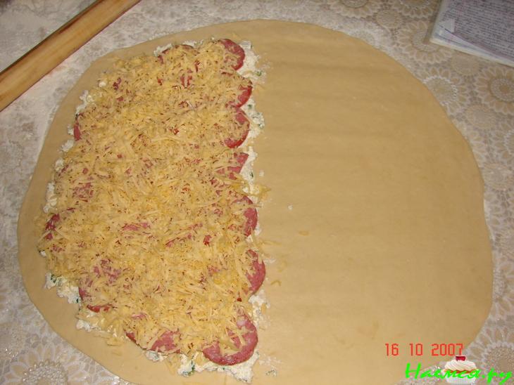 Пирог с салями и сыром