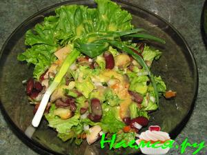 Фасолевый салат с маринованными грибами