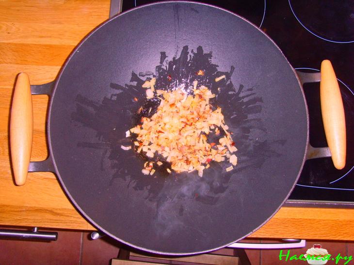 Горячий карибский суп с курицей и кокосовым молоком Горячий карибский суп с курицей и кокосовым молоком