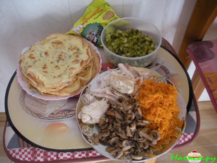 Салат "Шарлотка" с шампиньонами и куриным филе Салат "Шарлотка" с шампиньонами и куриным филе