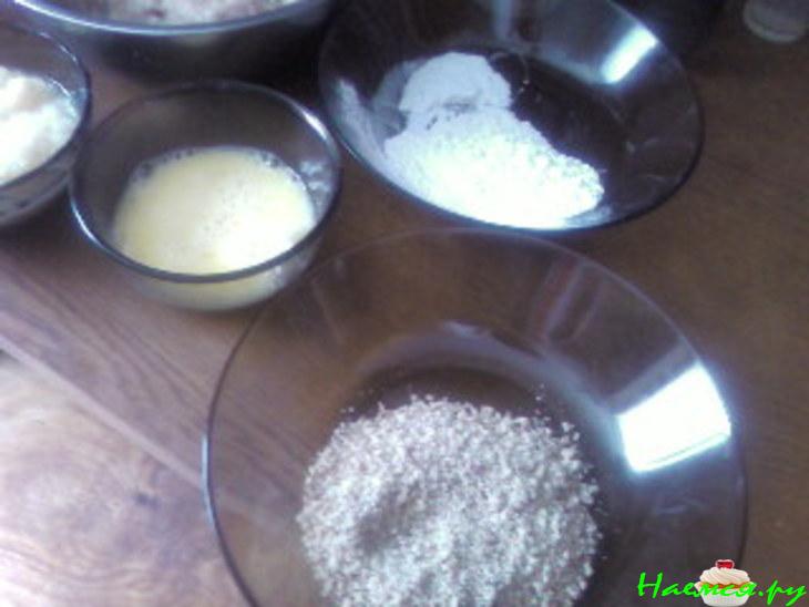 Котлетки с начинкой из ананаса под ореховой корочкой