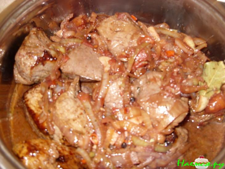 Телятина в вине с зеленью и чесноком