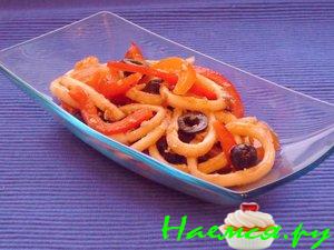 Салат с кальмарами, перцем и маслинами Салат с кальмарами, перцем и маслинами