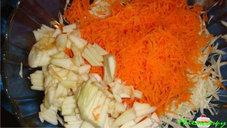 Салат из белокочанной капусты и слив