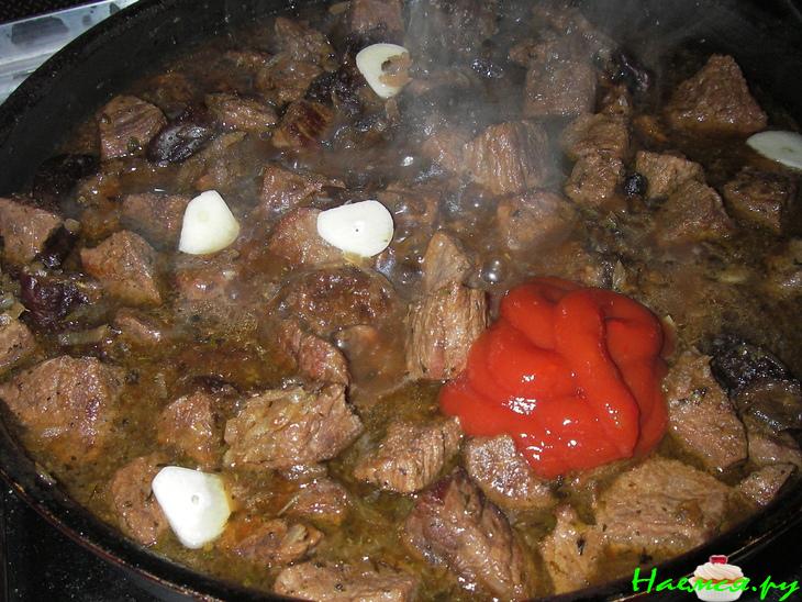 Рагу из телятины с черносливом и бородинским хлебом