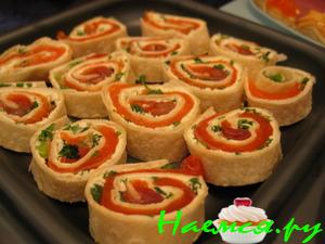 Рулетики со слабосоленой семгой (форелью) Рулетики со слабосоленой семгой (форелью)