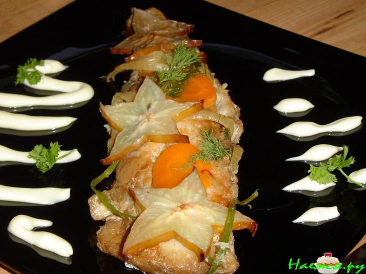 Рыба, запеченная под соевым соусом с карамболой Рыба, запеченная под соевым соусом с карамболой