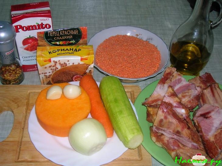 Густой чечевичный суп с копчеными свиными ребрышками