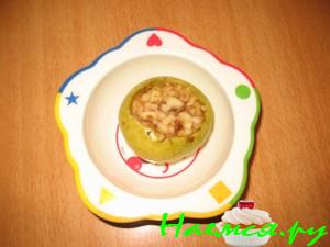 Печеное яблоко с финиками