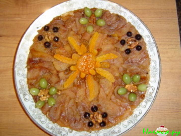 Пирог яблочный с курагой, изюмом и орехами