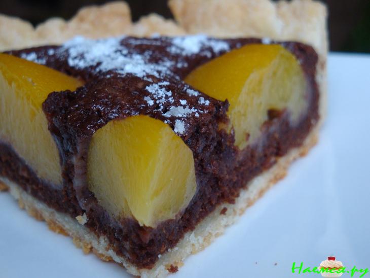 Шоколадный пирог с персиками