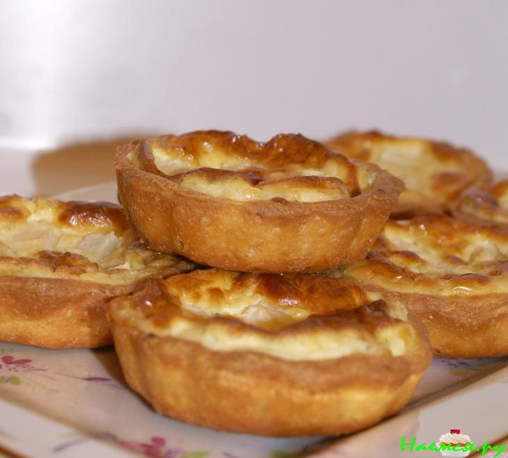 Творожные корзиночки с сырным кремом и грушей