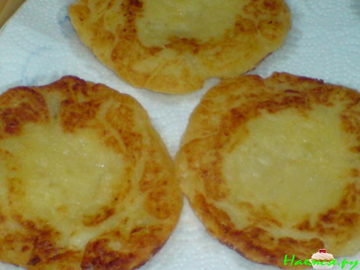 Закуска из картофельных оладий и маринованных помидорок и сыра