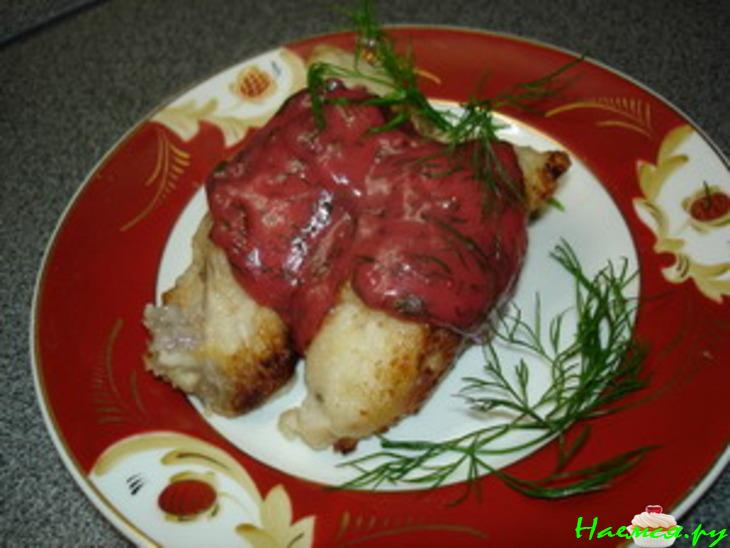 Сом под клюквенным соусом