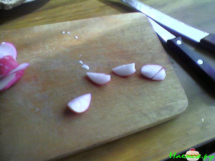 Теплые тосты с редиской и сметаной