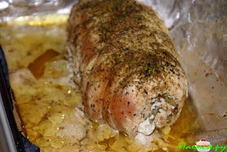 Рулет из индейки с чесноком и свекольными листьями