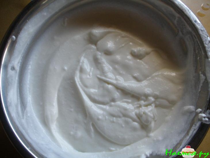 Ресторан на диване. Пирожное с йогуртом и белым шоколадом