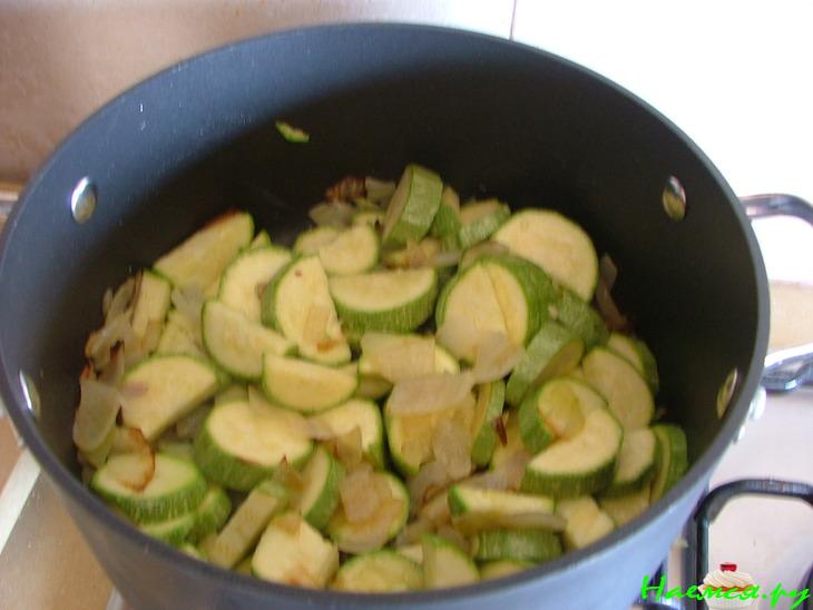 Суп-пюре из кабачков с песто из базилика и кориандра