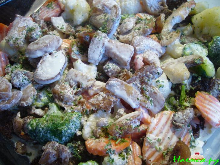 Печень, запеченная в сливочном соусе с овощами и грибами