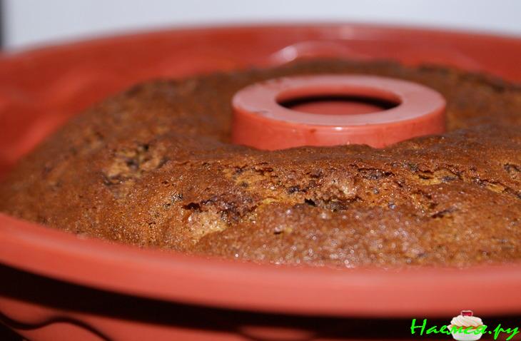 Кекс с бананом, шоколадом, изюмом и финиками