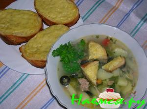 Суп из индейки с маслинами и сырными гренками