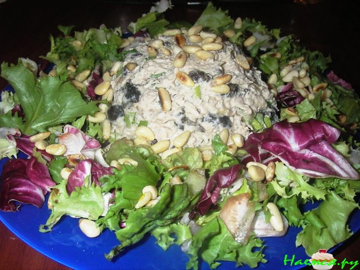 Куриный салат с опятами и заправкой из козьего сыра