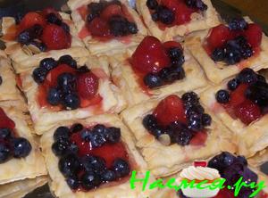 Ягодные пирожные из слоённого теста