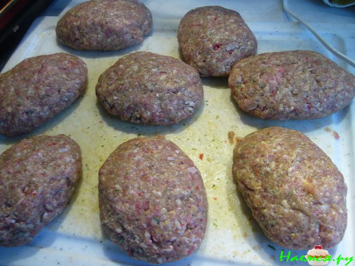 Bifteki (бифштекс) с сыром фета и соусом тцацики