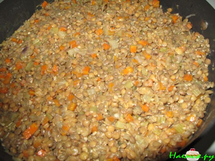 Чечевичный густой суп с овощами, лимонным соком и чесноком