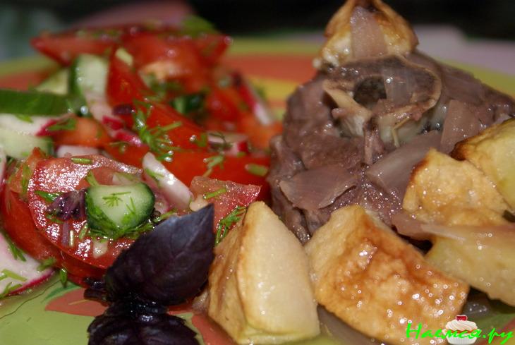 Баранья шейка запеченная с яблоками в листьях карри