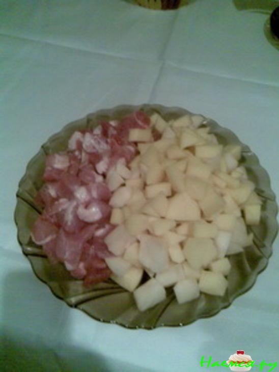 Горшочек с мясом и изюмом